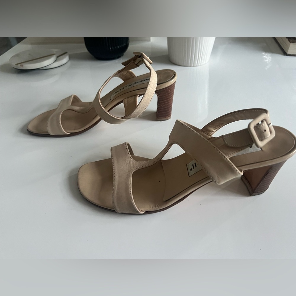 Anne Klein Beige Nude Tan T Strap Leather Sandals with Buckle Cream Y2K 6.5 90s